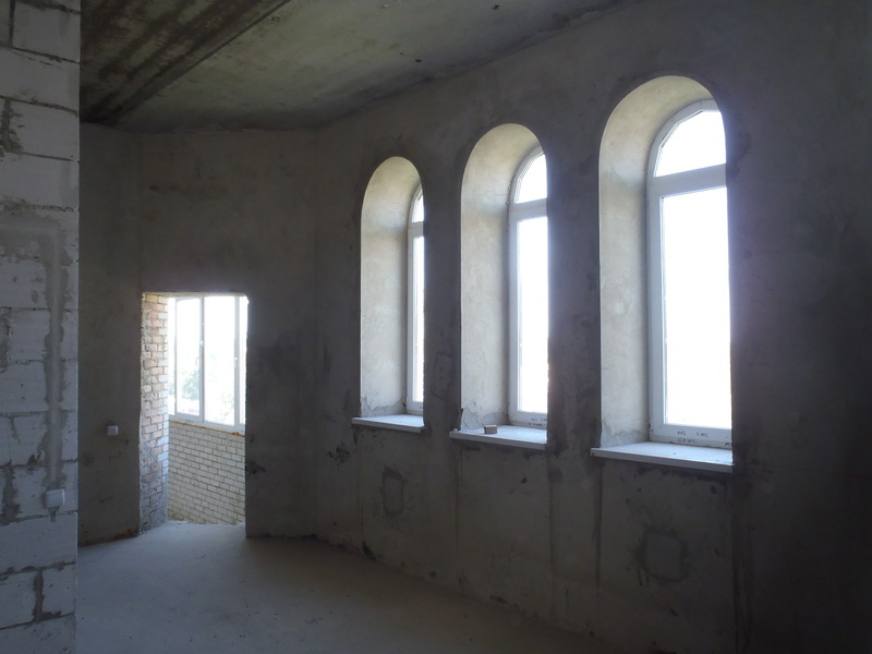 Вікна у формі арок меншого розміру у інших кімнатах