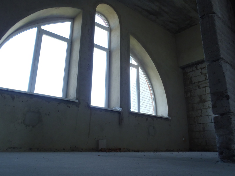 Величезні вікна у формі арок - одна з перлин приміщення